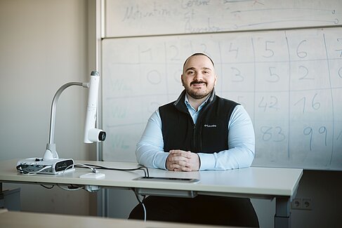 Mücahit Yilmaz vor einem Whiteboard