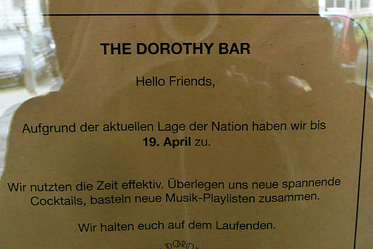 Zettel, auf dem steht: "The Dorothy Bar. Hello Friends! Aufgrund der aktuellen Lage der Nation haben wir bis 19. April zu. Wir nutzen die Zeit effektiv, überlegen uns neue, spannende Cocktail, basteln neue Musik-Playlisten zusammen."