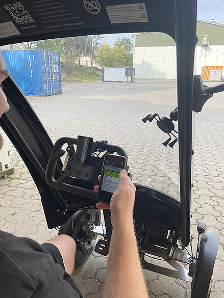 Blick auf eine Hand mit Smartphone