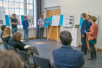 Studierende bei der Präsentation