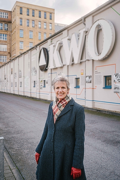 Dorothee Haffner steht auf dem Campus