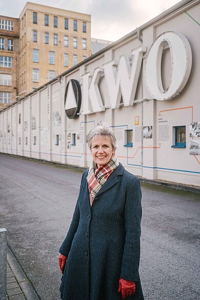 Dorothee Haffner steht auf dem Campus
