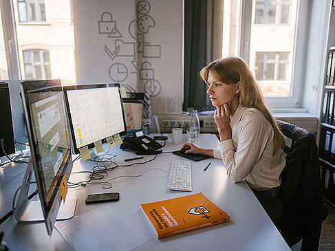 Pia Denker im Büro