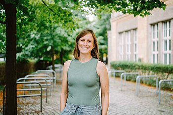 Dr. Constance Holman auf dem Campus Wilhelminenhof © HTW Berlin/Alexander Rentsch