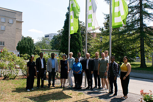 Gruppenbild der East African Hub Summer School im Juni 2023 mit der HTW-Präsidentin © HTW Berlin