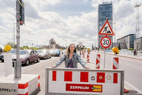 Frau vor Barken in einer Straße