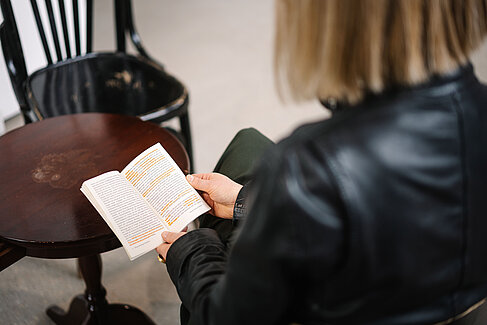 Eine Besucherin liest in einem Buch, das Teil der Ausstellung ist © HTW Berlin/Alexander Rentsch