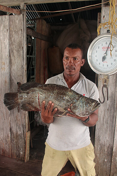 Fischer mit einem Fisch