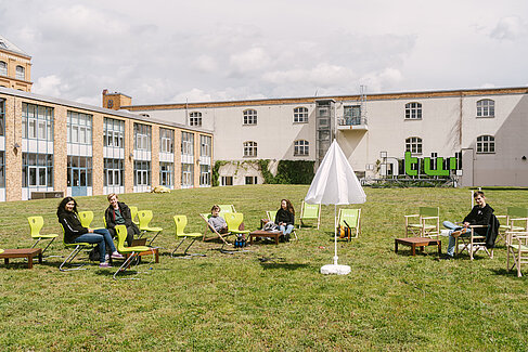 Studieren im Freien © HTW Berlin Kommunikation/Alexander Rentsch