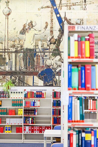 Gemälde mit Bauarbeitern und dem Fernsehturm, das in einem Bibliothekssaal hängt