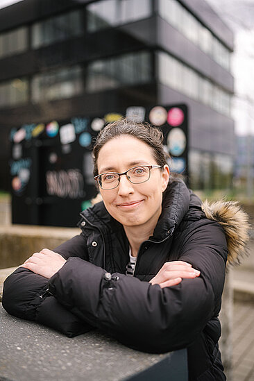 Christina Kratsch vor einem Gebäude