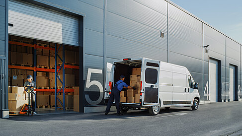 Transporter vor Warenlager