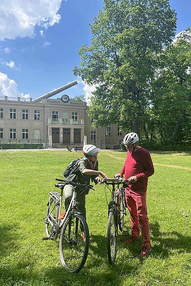 Menschen in der Wiese