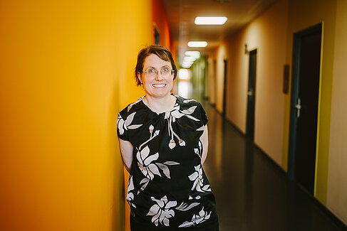 Katrin Dziergwa im Flur