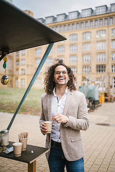 Payam Akbar am Kaffeestand