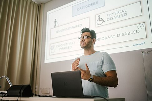 Deniz Veljkovic am Pult 