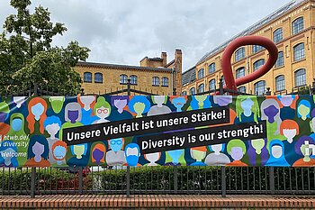 Banner "Vielfalt ist unsere Stärke" am Campus Wilhelminenhof 