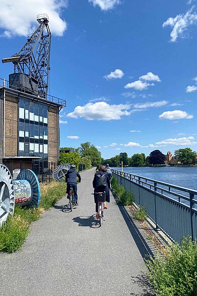 Radfahrerinnen an der Spree