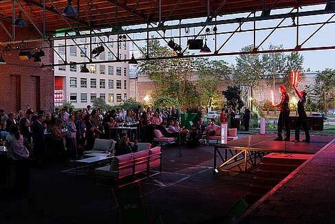 Festlich beleuchteter Saal der Malzfabrik © DPWK/Elias Bernhardt