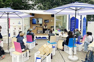 Bunter Container mit Menschen