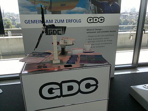 Lego-Windrad auf Messestand