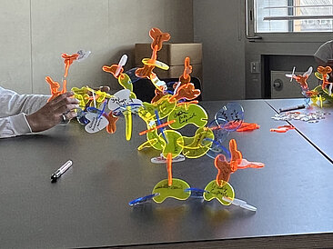 Zusammengesteckte Plastikteile