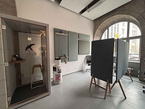 Büroraum mit Telefonzelle