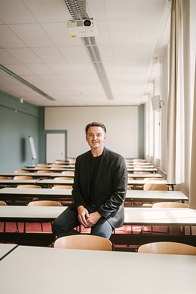 Kai Reinhardt in einem Seminarraum