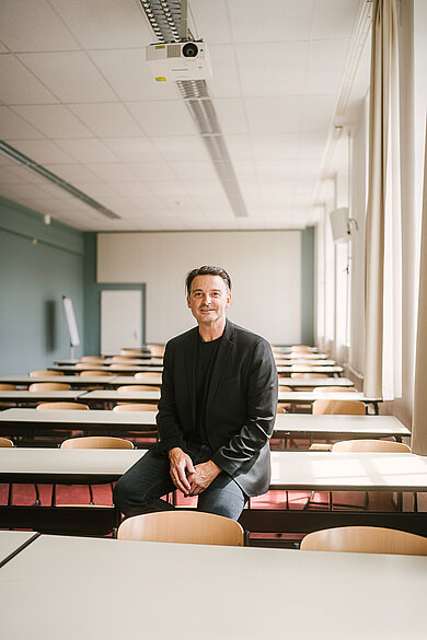 Kai Reinhardt in einem Seminarraum