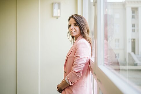Jana Dohrmann am Fenster
