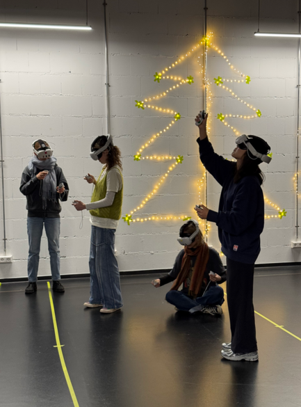 Menschen hantieren mit digitalen Weihnachtsbäumen