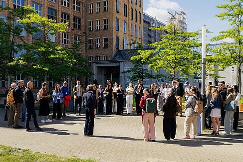 Eine große Personengruppe im Innnenhof des Campus Wilhelminenhof © DPWK/Elias Bernhardt