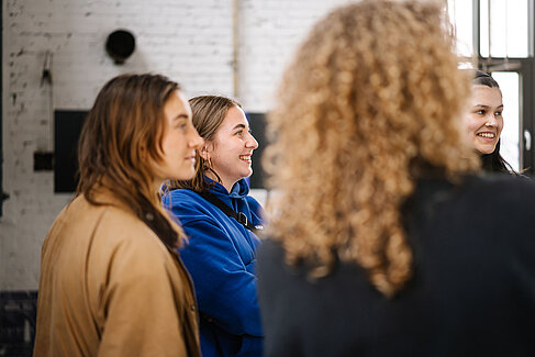 Besucher*innen bei der Ausstellung Cinemircale © HTW Berlin/Alexander Rentsch