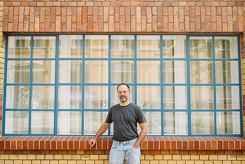 Patrick Knuchel vor Backsteinfassade