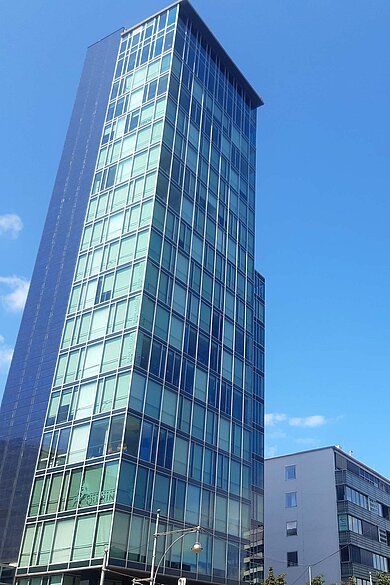 Photovoltaikfassade eines 60 Meter hohen Gebäudes