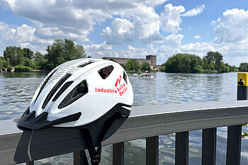 Fahrradhelm auf einem Geländer