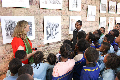 Katrin Hinz bei der Eröffnung einer Fotoausstellung im äthiopischen Wukro