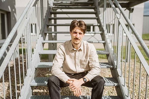 Simon Herdegen auf einer Treppe