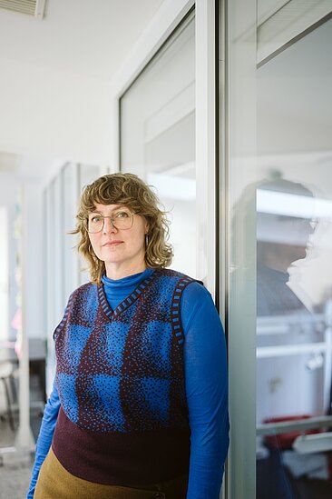 Daniela Hensel vor einer Glaswand