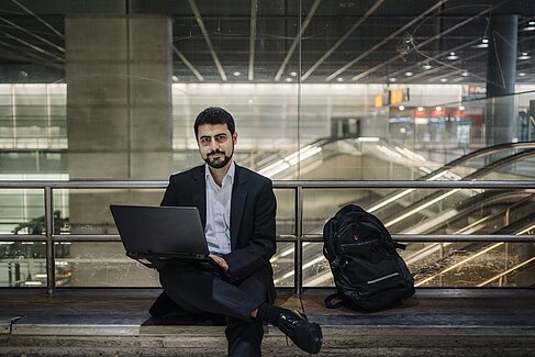 Hossein Sagheby am Laptop © HTW Berlin/Alexander Rentsch
