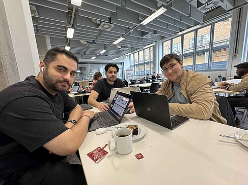 Drei Studenten © Zia Ul-Mustafa