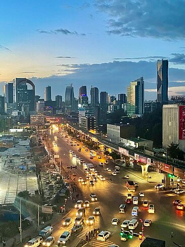 Skyline von Addis Abeba, der Hauptstadt Äthiopiens © Von ምቅ37382 - Eigenes Werk, CC BY-SA 4.0, https://commons.wikimedia.org/w/index.php?curid=98937358