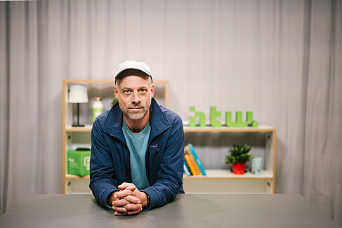 Jörg Maier-Rothe im Videostudio auf dem Campus Wilhelminenhof