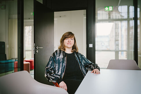 Angela Weißköppel sitzt am Besprechungstisch