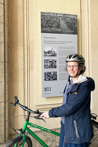Frau mit Fahrrad
