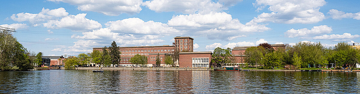 Klinkergebäude am Wasser