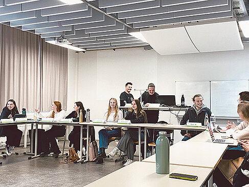 Studierende in einem Seminarraum