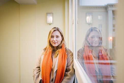 Nika Sobkowiak im Treppenhaus auf dem Campus Treskowallee 