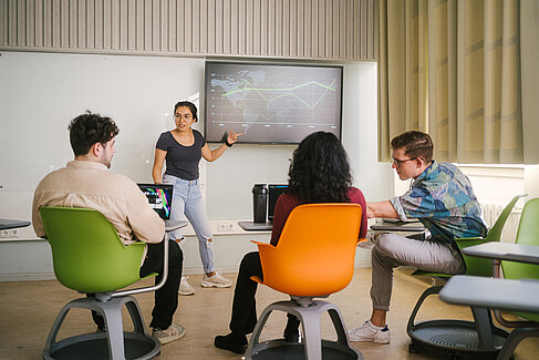 Studierende bei der Gruppenarbeit