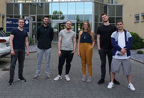 Fünf männliche Studierende und eine Frau 